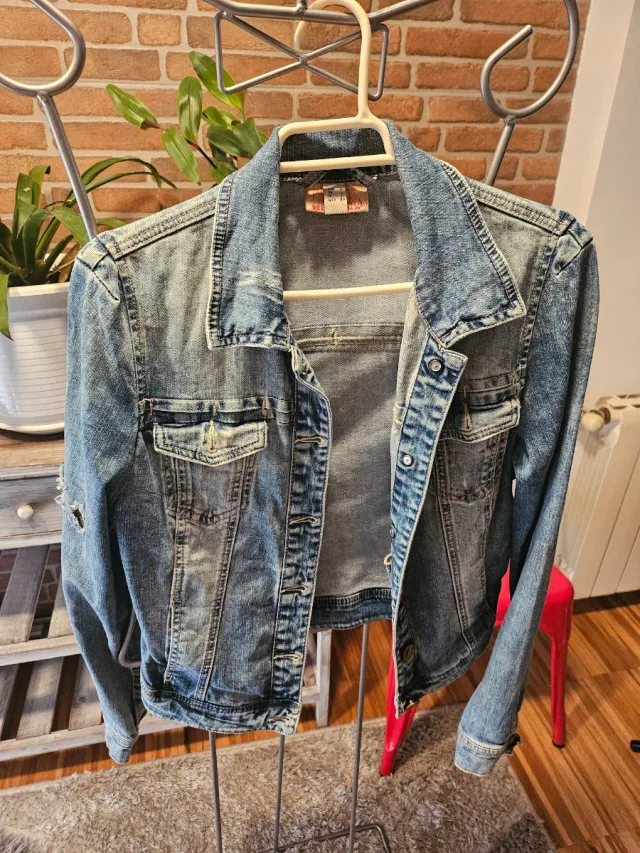 Chaqueta vaquera desgastada