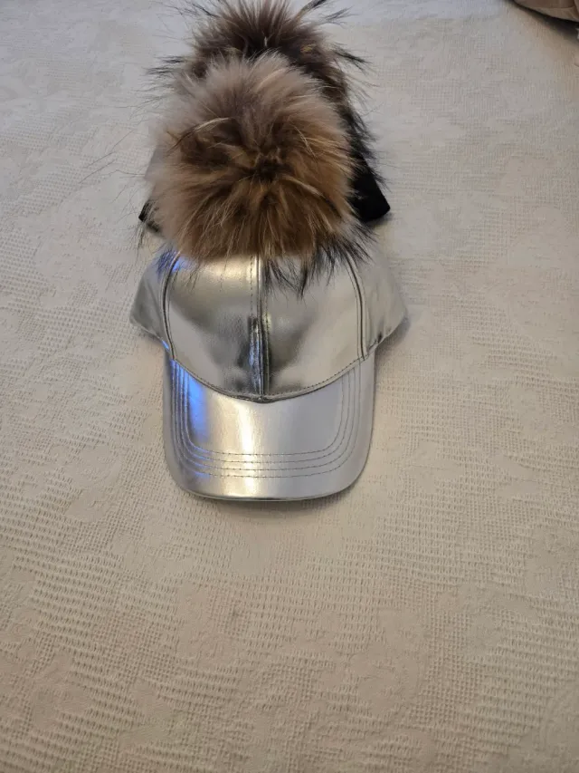 Gorra plateada con pompón de pelo natural