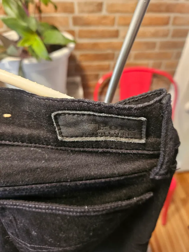 Pantalones Polo negros con raya roja