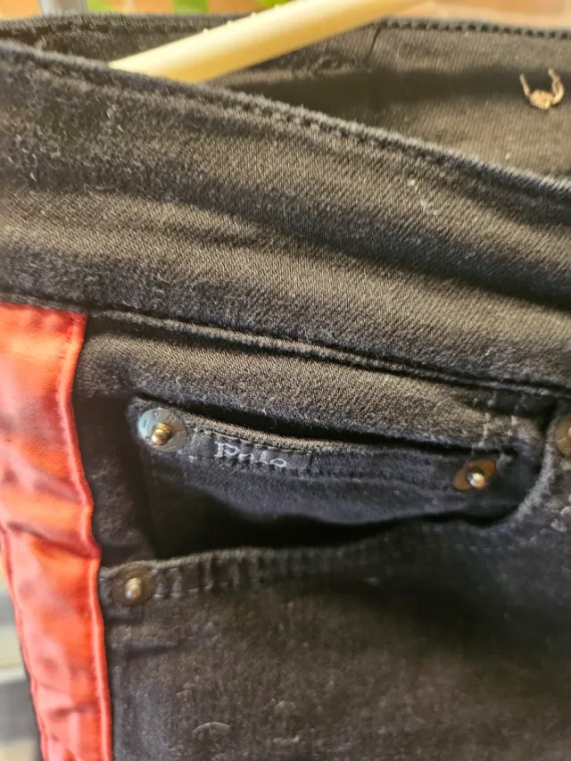 Pantalones Polo negros con raya roja