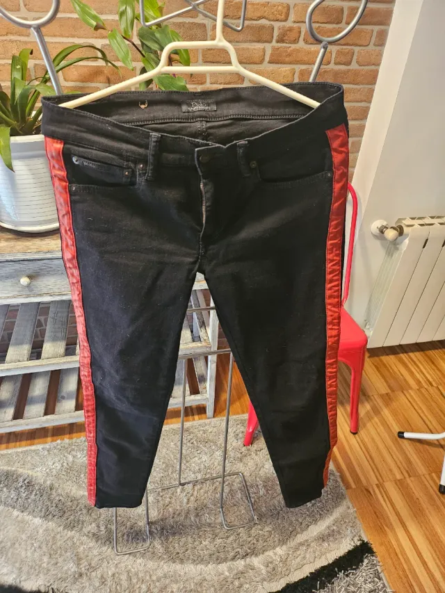 Pantalones Polo negros con raya roja