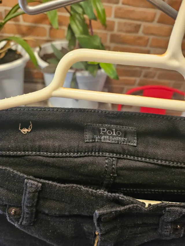 Pantalones Polo negros con raya roja