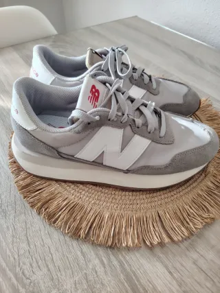 Zapatillas New Balance grises y blancas