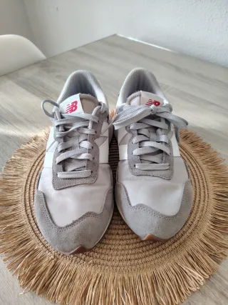 Zapatillas New Balance grises y blancas