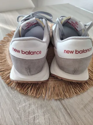 Zapatillas New Balance grises y blancas