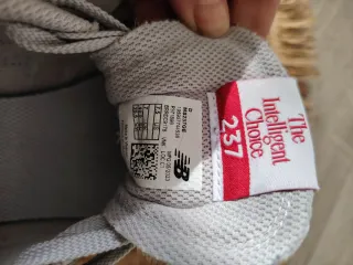 Zapatillas New Balance grises y blancas