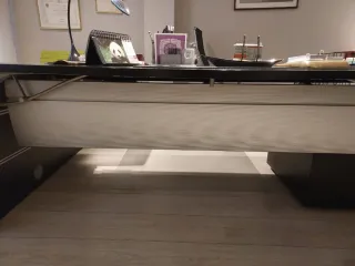 Mesa de oficina negra y blanca