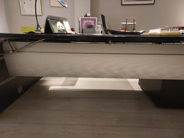 Mesa de oficina negra y blanca