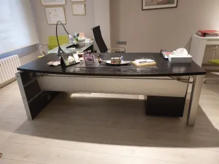 Mesa de oficina negra y blanca