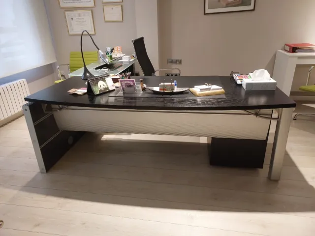 Mesa de oficina negra y blanca