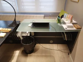 Mesa de oficina negra y blanca