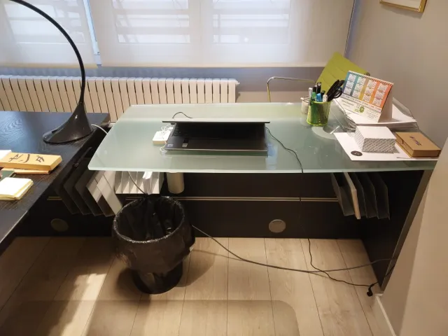 Mesa de oficina negra y blanca