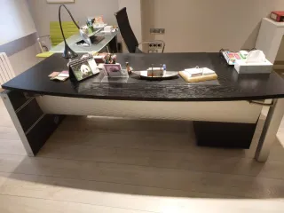 Mesa de oficina negra y blanca