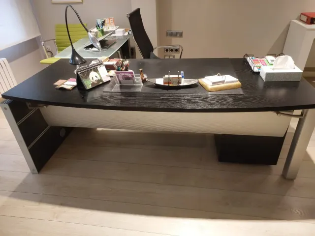 Mesa de oficina negra y blanca