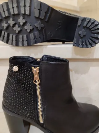 Botines Xti Negros con Detalles Dorados