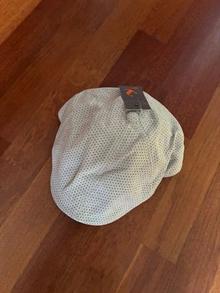 Gorra beige perforada nueva