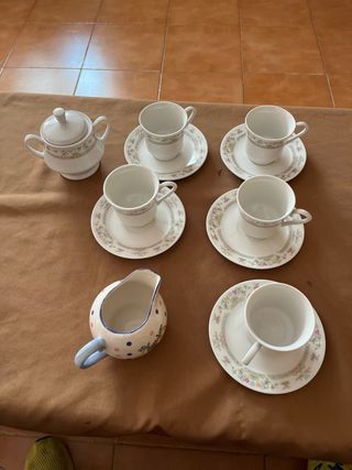 Juego de tazas de cerámica con azucarero