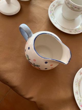 Juego de tazas de cerámica con azucarero