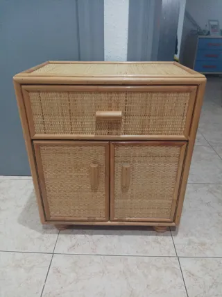 Comodino in vimini e bambù