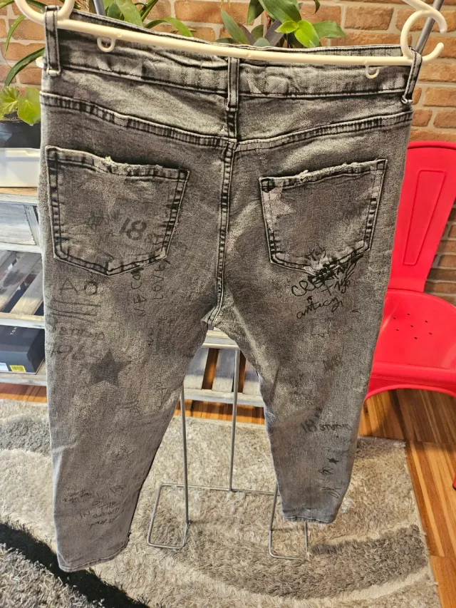 Pantalones vaqueros grises con estampado