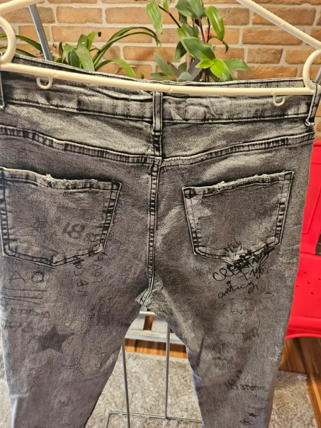 Pantalones vaqueros grises con estampado