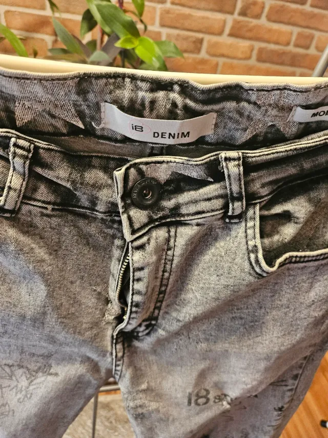 Pantalones vaqueros grises con estampado