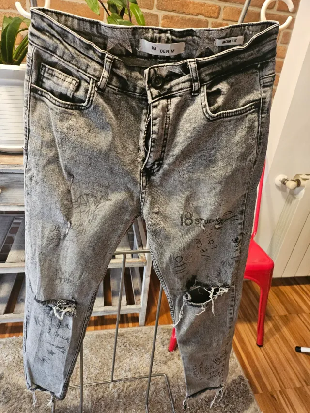 Pantalones vaqueros grises con estampado