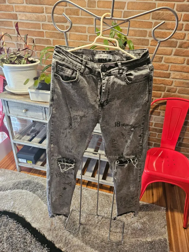 Pantalones vaqueros grises con estampado