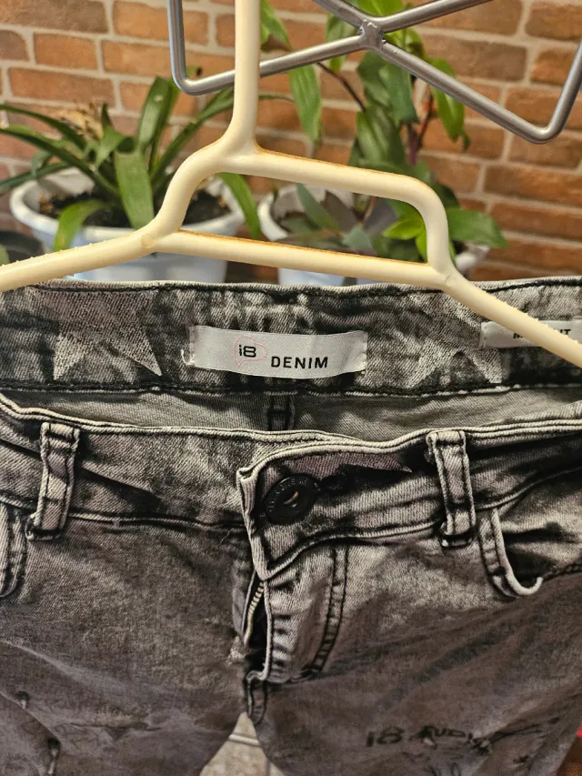 Pantalones vaqueros grises con estampado