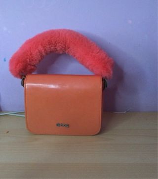 O bag piccola arancione con manico peloso