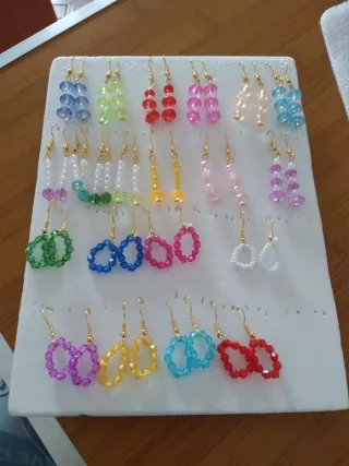 Pendientes de bisutería hechos a mano