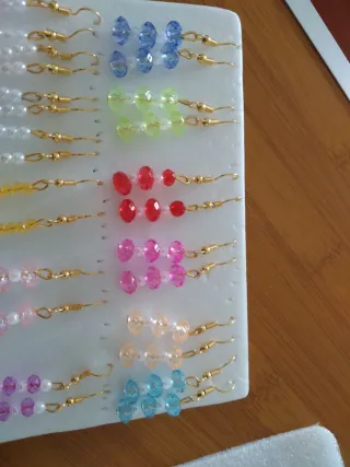 Pendientes de bisutería hechos a mano