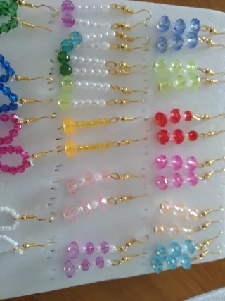 Pendientes de bisutería hechos a mano