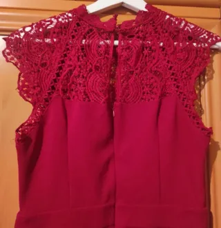 Mono burdeos con encaje