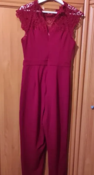 Mono burdeos con encaje