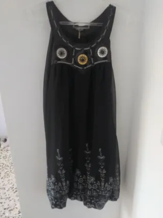 Vestido fiesta negro con adornos plateados