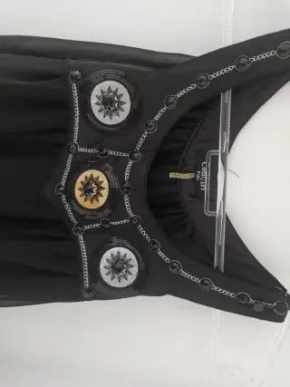 Vestido fiesta negro con adornos plateados
