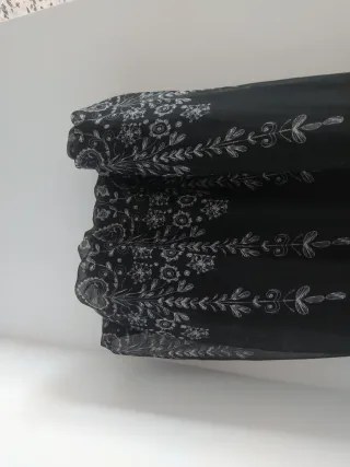 Vestido fiesta negro con adornos plateados