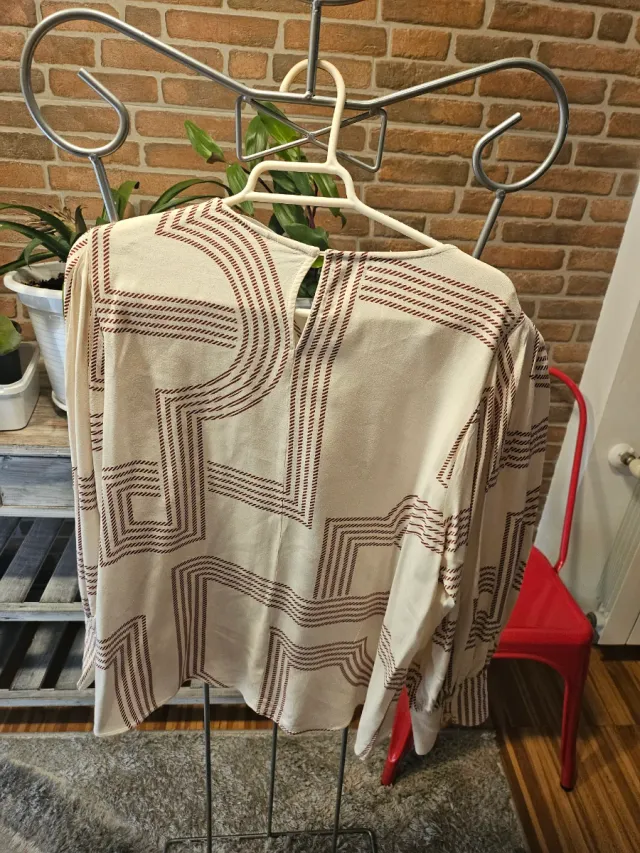 Blusa beige con estampado geométrico