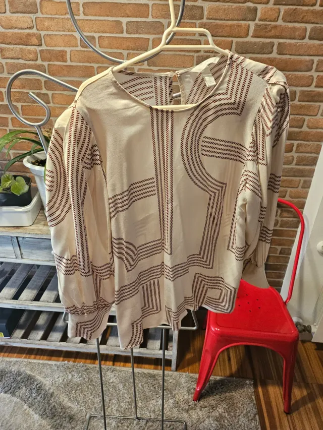 Blusa beige con estampado geométrico