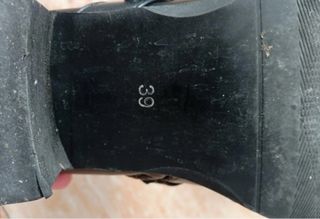 Botines negros con tachuelas y hebillas