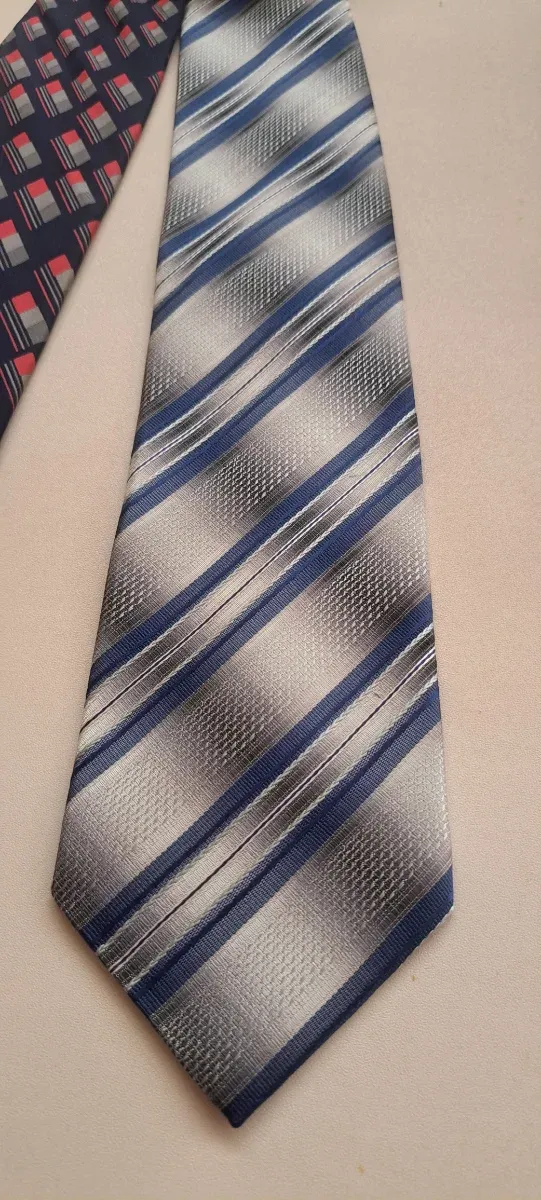 Lote 2 corbatas Lanvin y de Itay.