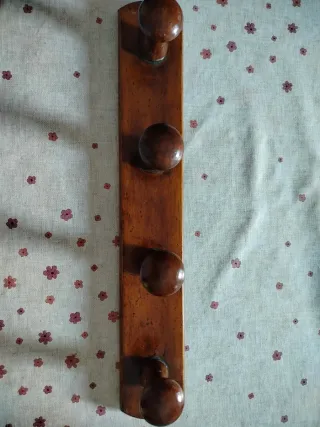 Perchero de madera con 3 pomos,10€ los dos