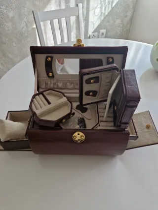 Joyero marrón con detalles dorados 25x16.5x17