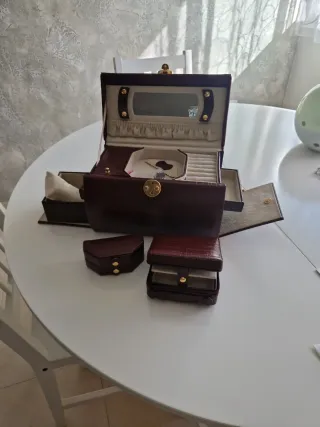 Joyero marrón con detalles dorados 25x16.5x17