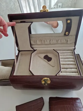 Joyero marrón con detalles dorados 25x16.5x17