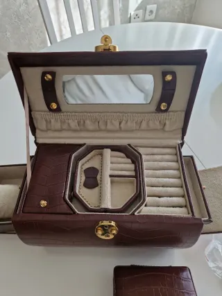 Joyero marrón con detalles dorados 25x16.5x17