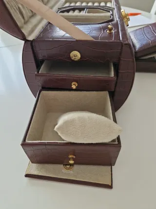 Joyero marrón con detalles dorados 25x16.5x17