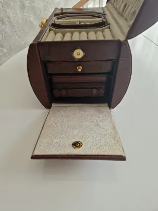 Joyero marrón con detalles dorados 25x16.5x17