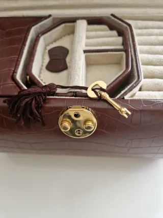 Joyero marrón con detalles dorados 25x16.5x17